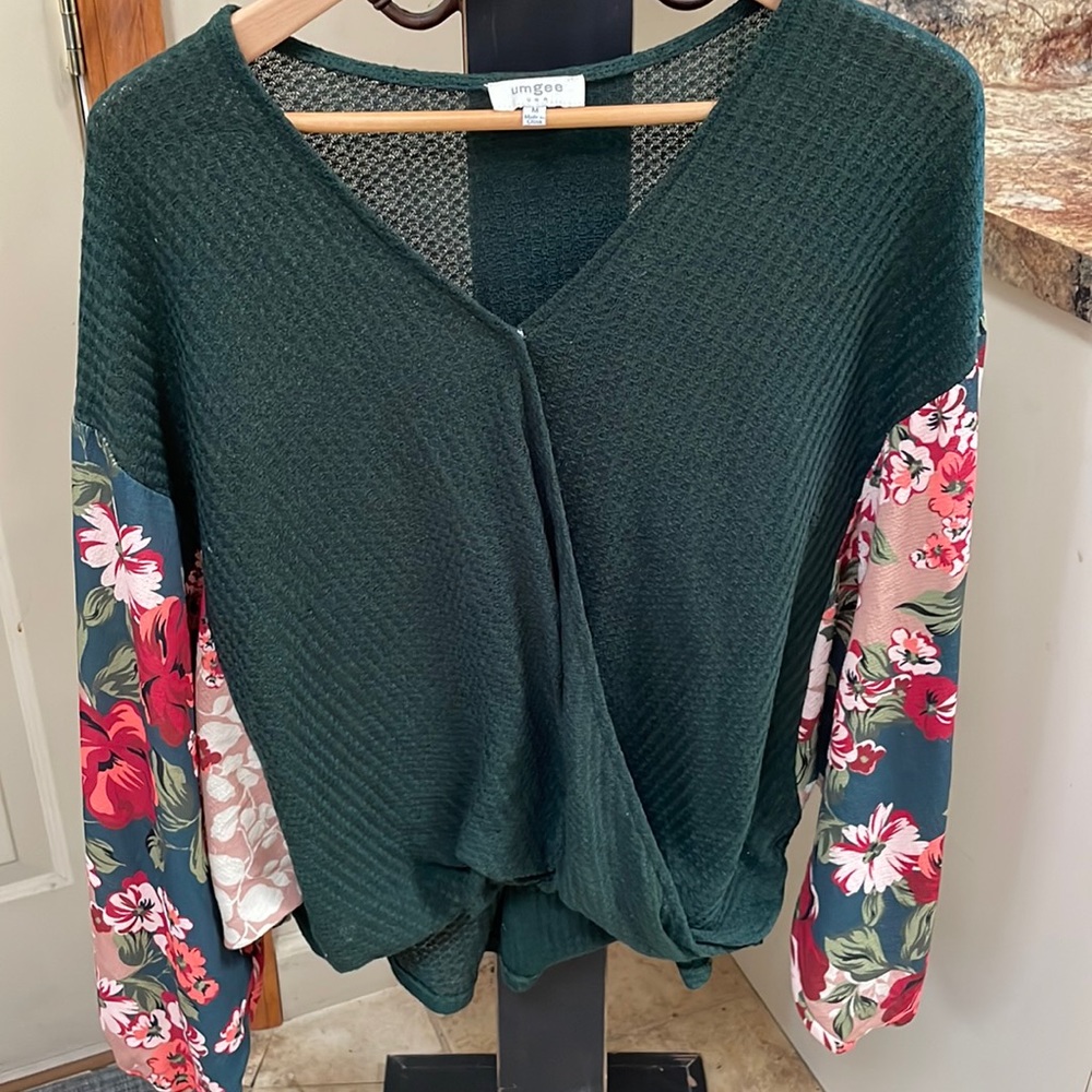 Umgee boutique shirt. Beautiful colors on sleeves